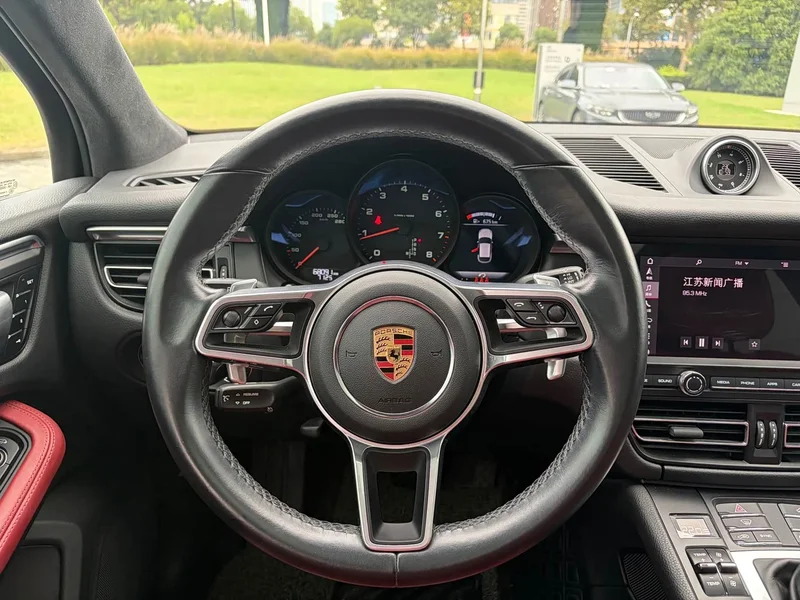 Porsche Macan — фото 15