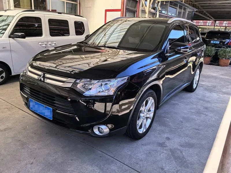 Mitsubishi Outlander — фото 1