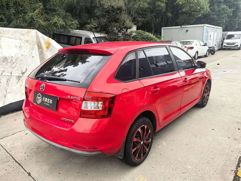 Volkswagen Rapid Spaceback — фото 7