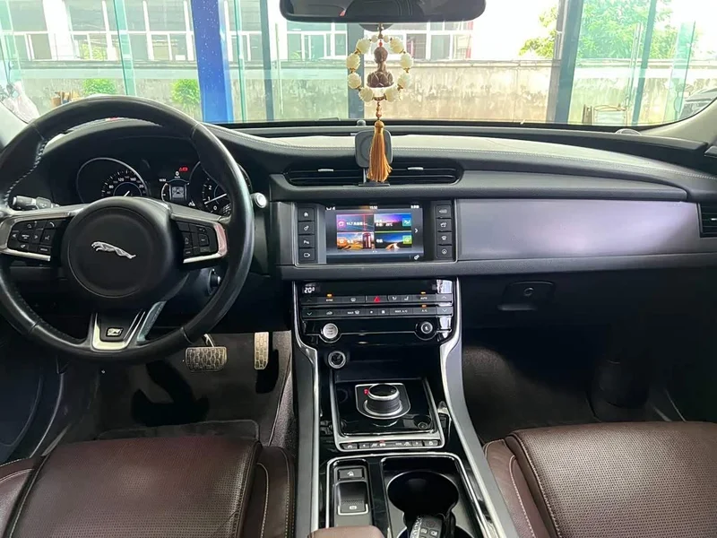 Jaguar XF — фото 9