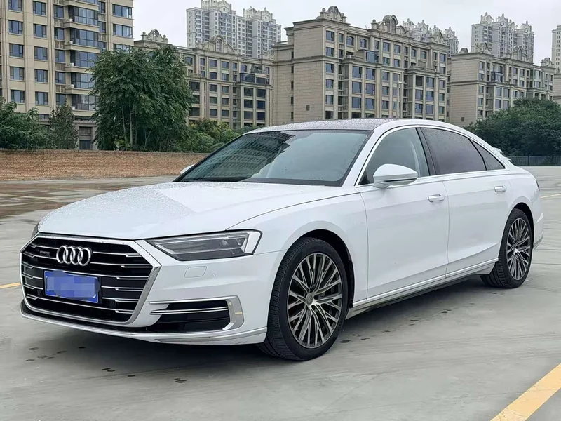 Audi A8 — фото 1