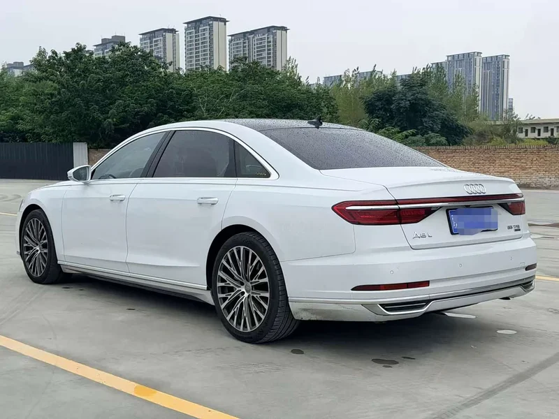 Audi A8 — фото 9