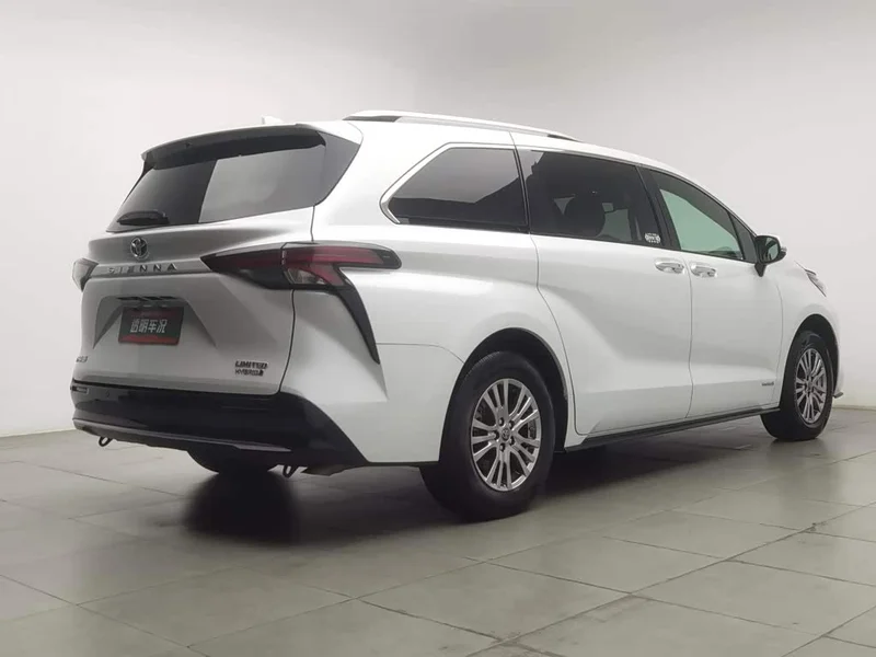 Toyota Sienna — фото 2