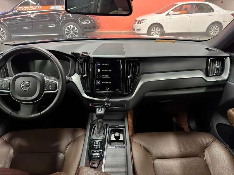 Volvo XC60 — фото 17