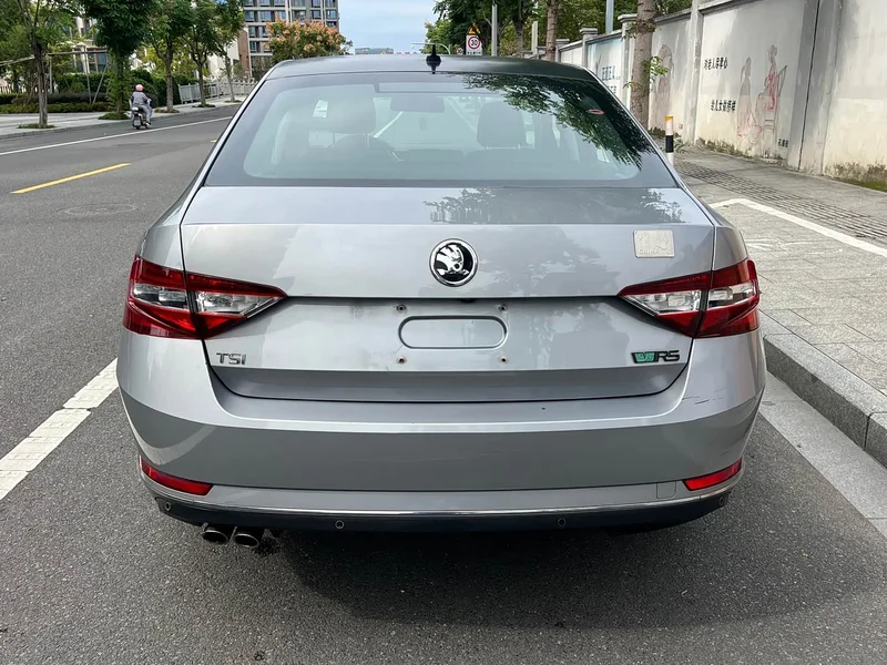 Skoda Superb — фото 12