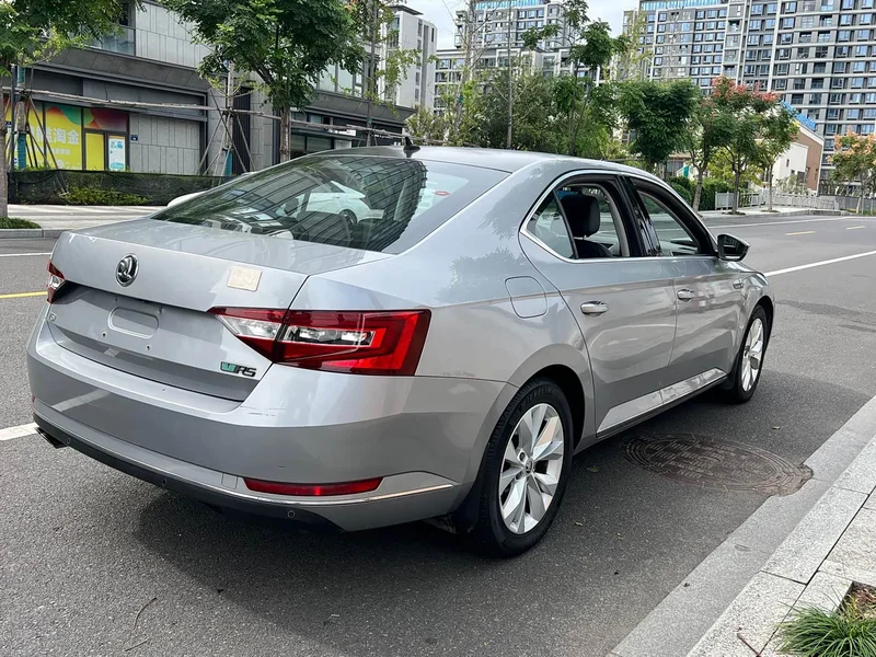 Skoda Superb — фото 13