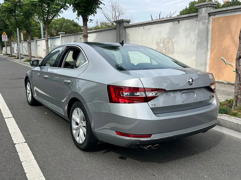 Skoda Superb — фото 14
