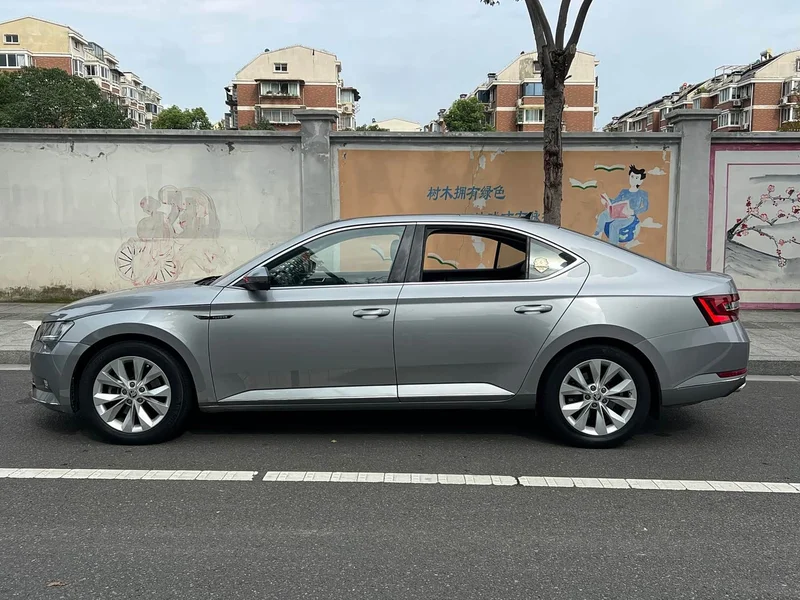Skoda Superb — фото 17