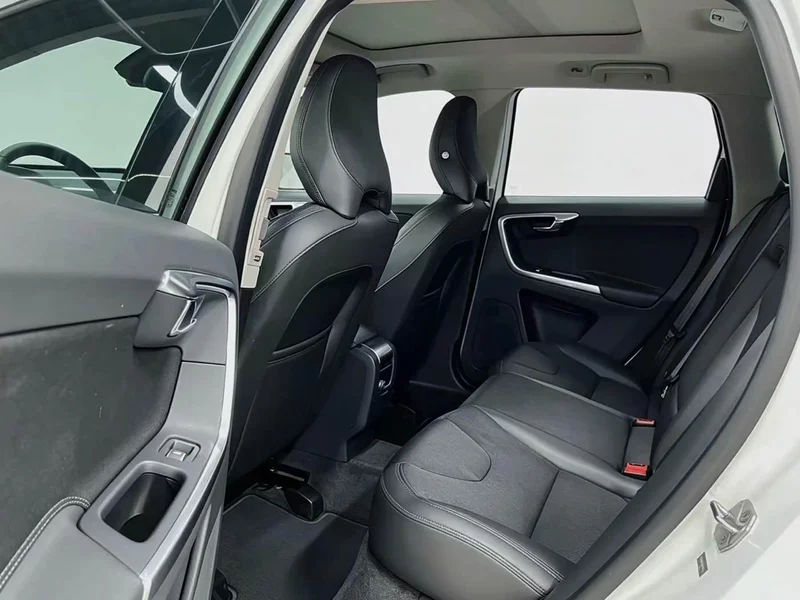 Volvo XC60 — фото 11