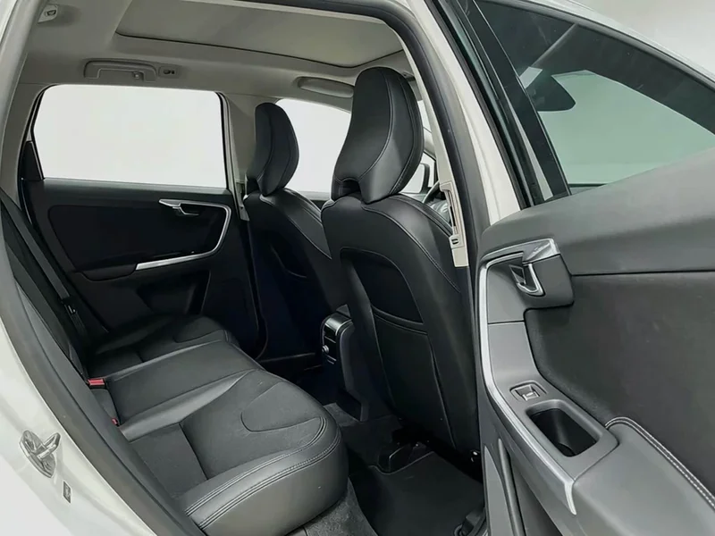 Volvo XC60 — фото 12