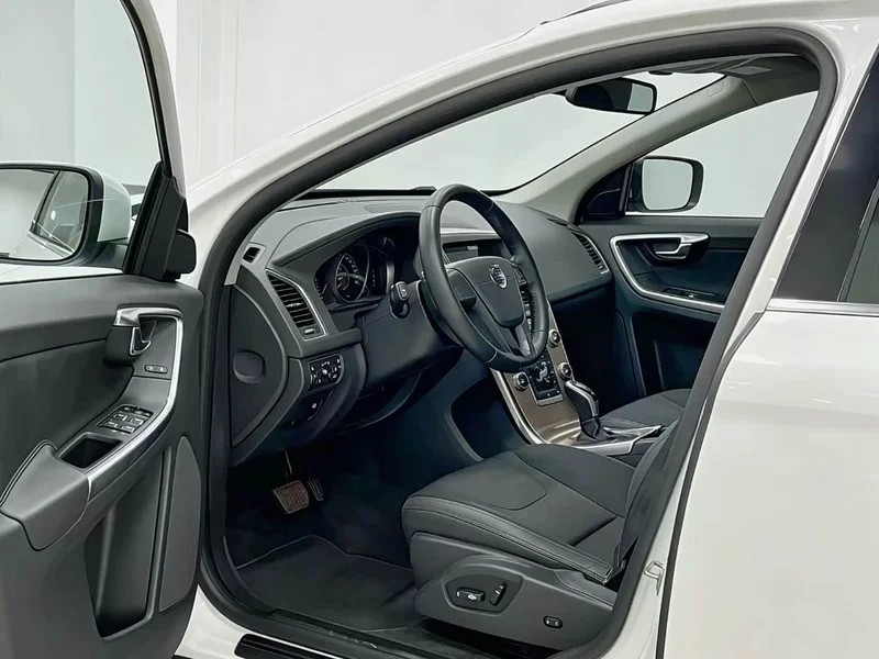 Volvo XC60 — фото 8