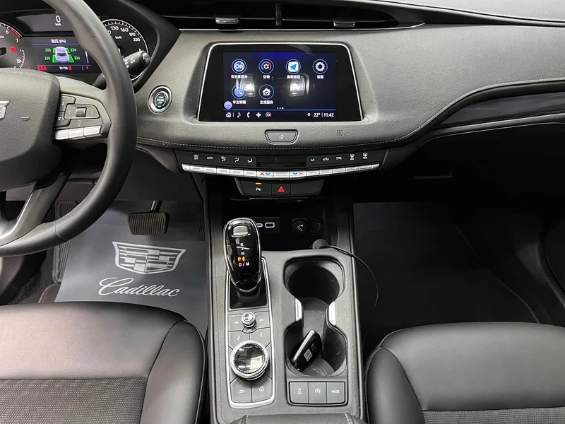 Cadillac XT4 — фото 11