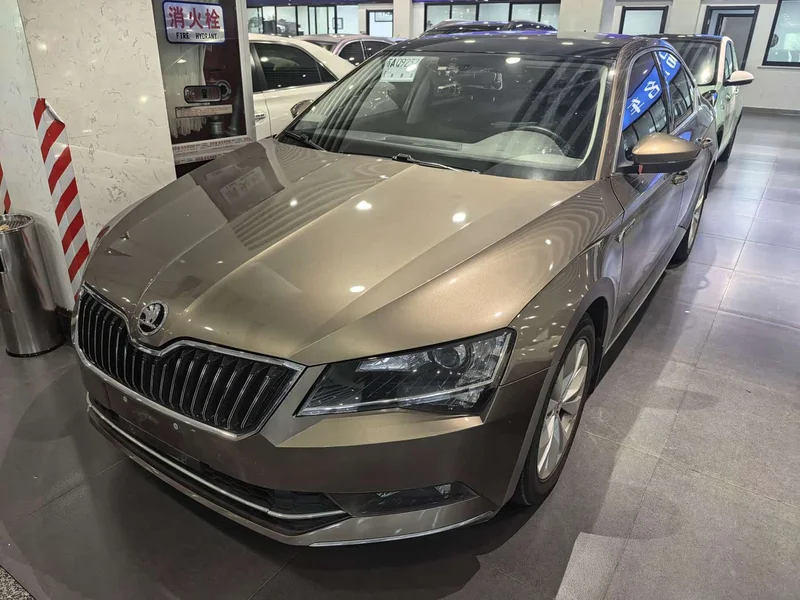 Skoda Superb — фото 1