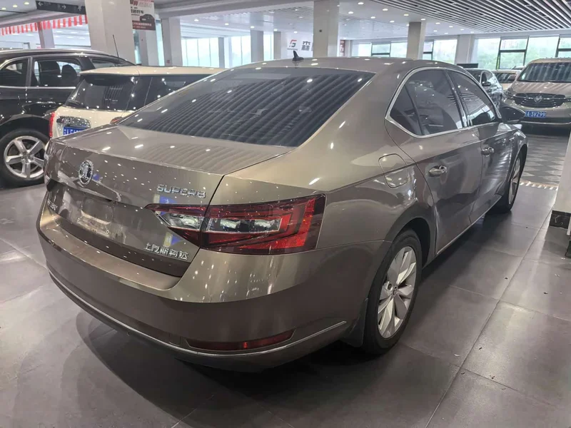 Skoda Superb — фото 5