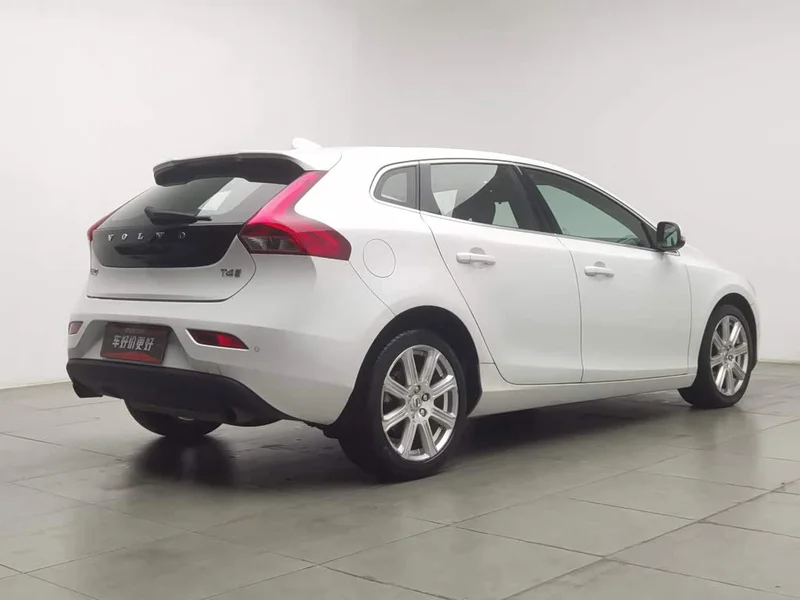 Volvo V40 — фото 2
