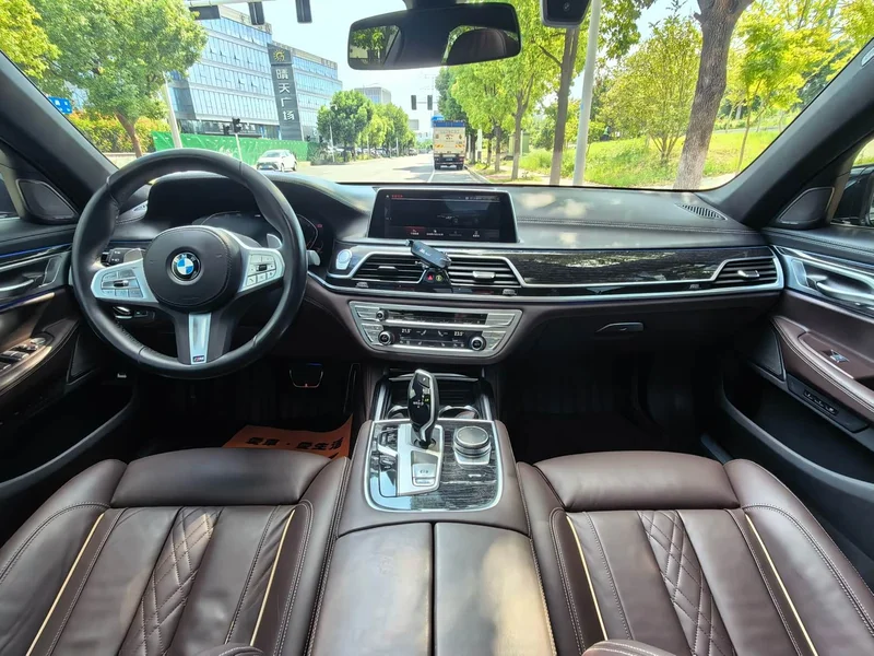 BMW 7-Series — фото 12