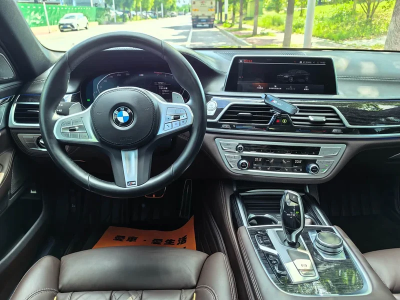 BMW 7-Series — фото 13