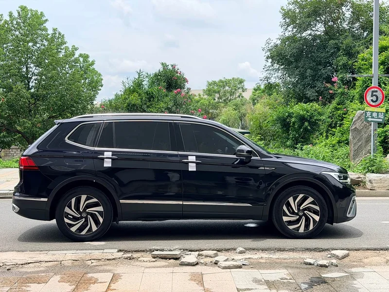 Volkswagen Tiguan L — фото 13