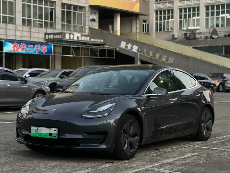 Tesla Model 3 — фото 1