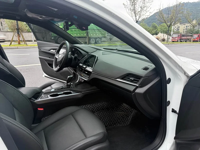 Cadillac CT4 — фото 13