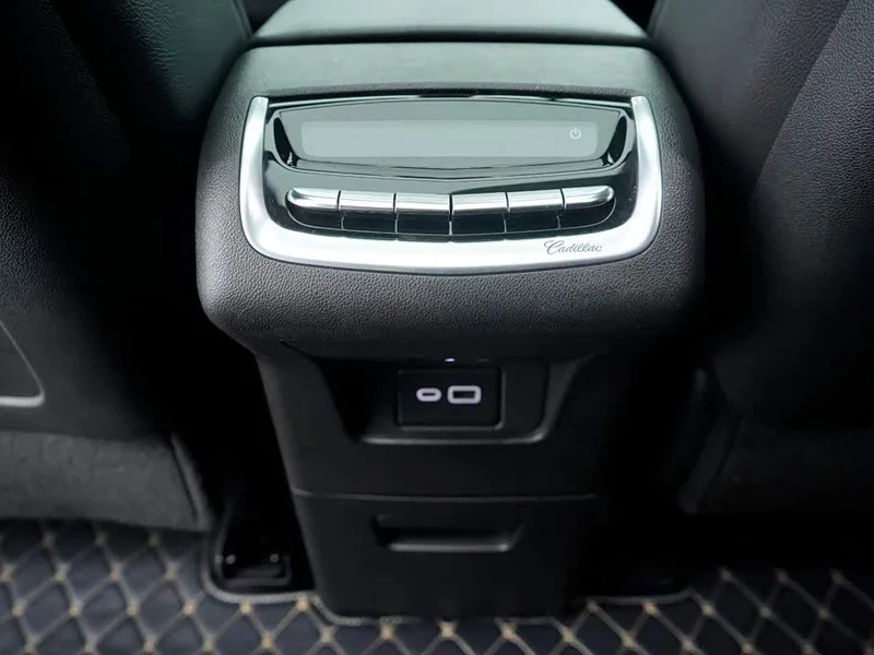 Cadillac XT6 — фото 21