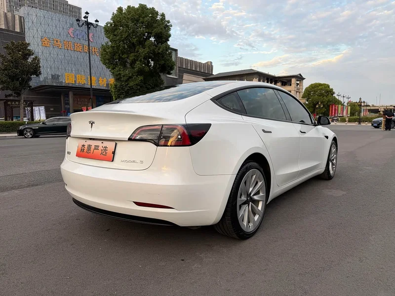 Tesla Model 3 — фото 16