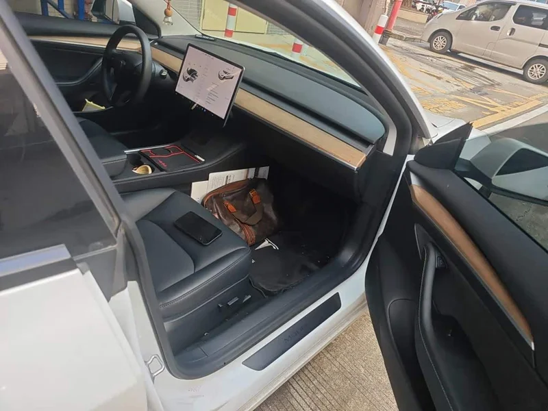 Tesla Model 3 — фото 19