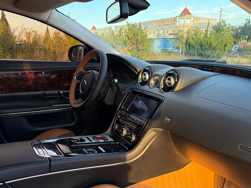 Jaguar XJ — фото 10
