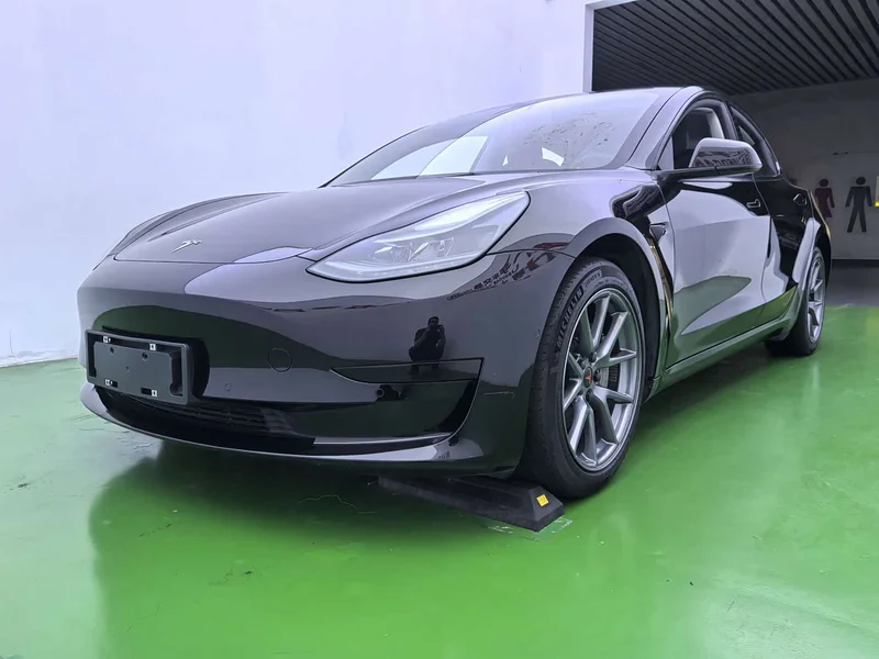 Tesla Model 3 — фото 1