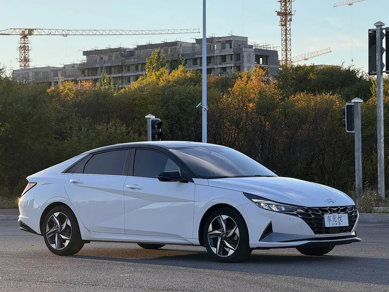 Hyundai Elantra — фото 3