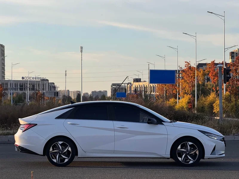 Hyundai Elantra — фото 8