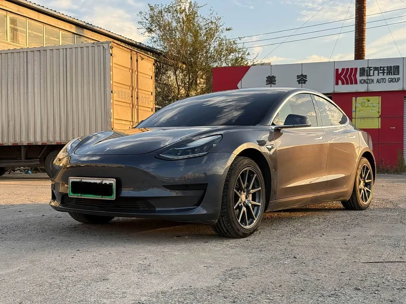 Tesla Model 3 — фото 1