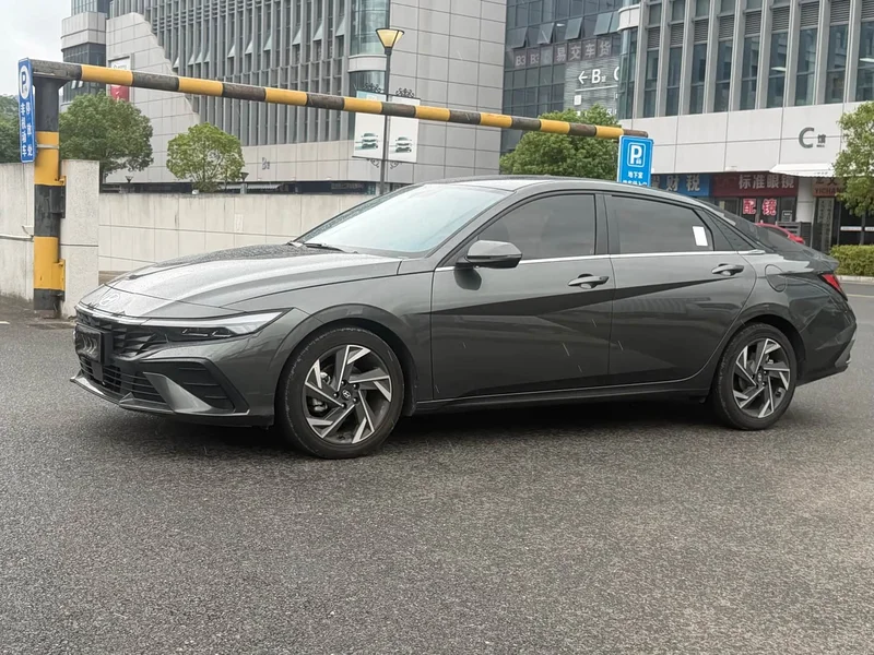 Hyundai Elantra — фото 1