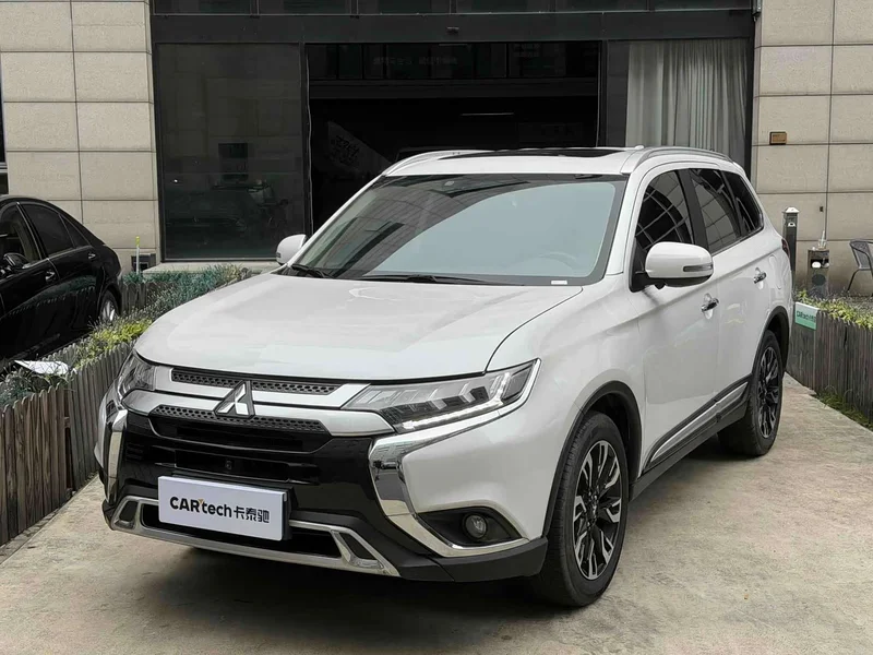 Mitsubishi Outlander — фото 1