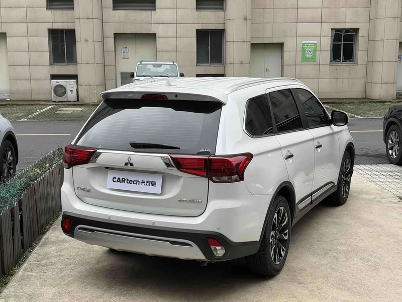 Mitsubishi Outlander — фото 3
