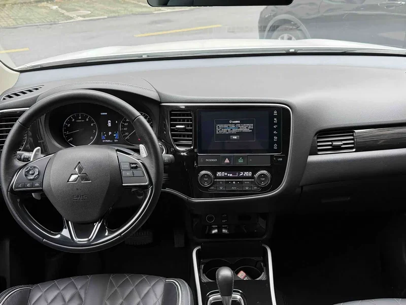Mitsubishi Outlander — фото 10