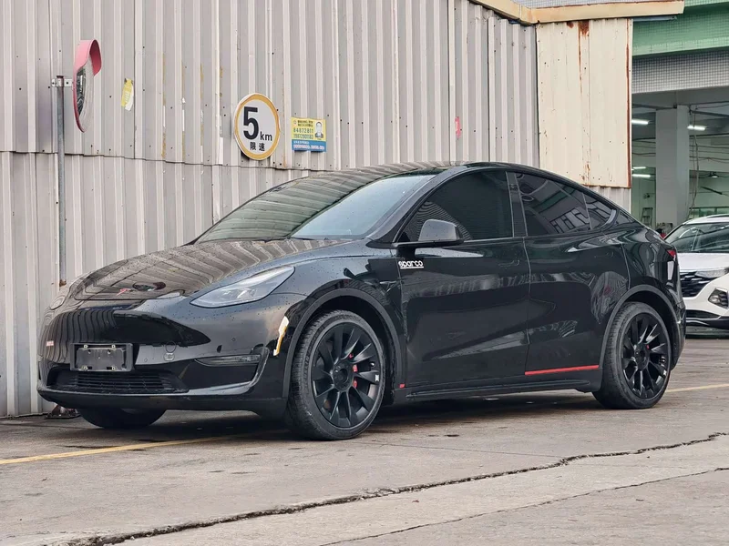 Tesla Model Y — фото 1