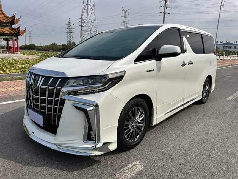 Toyota Alphard — фото 1