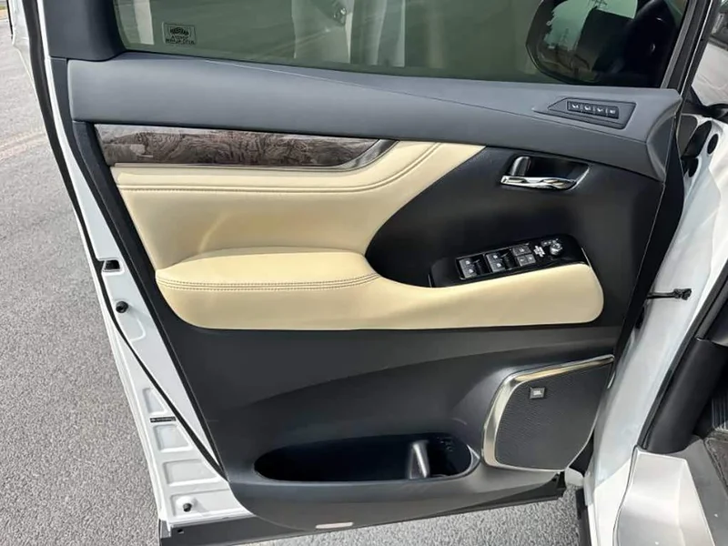 Toyota Alphard — фото 12
