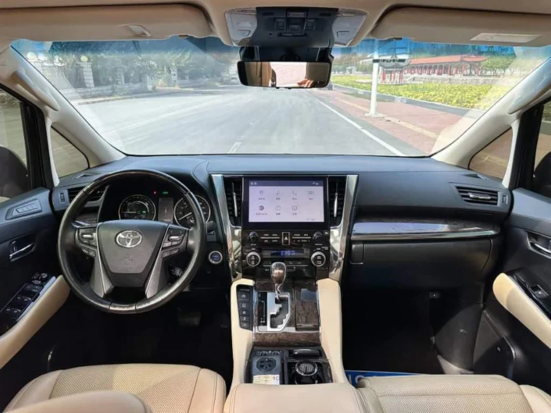 Toyota Alphard — фото 4