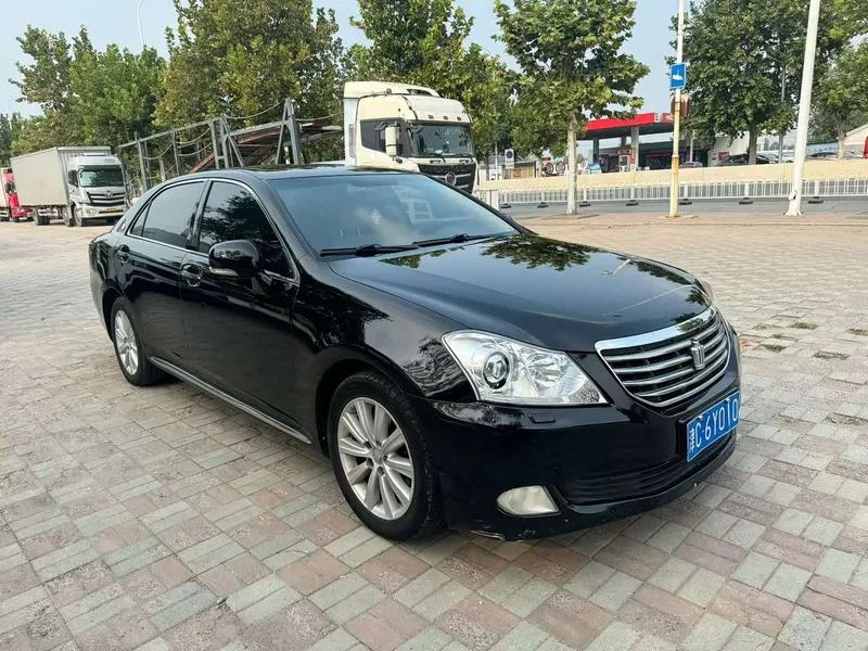 Toyota Crown — фото 1