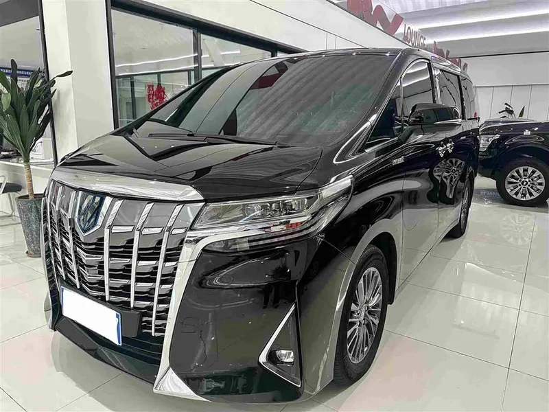 Toyota Alphard — фото 1