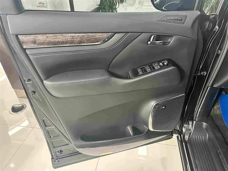 Toyota Alphard — фото 6