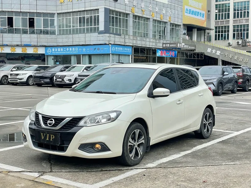 Nissan Tiida — фото 1