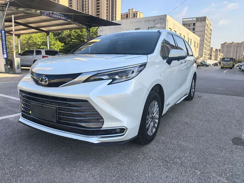 Toyota Sienna — фото 1