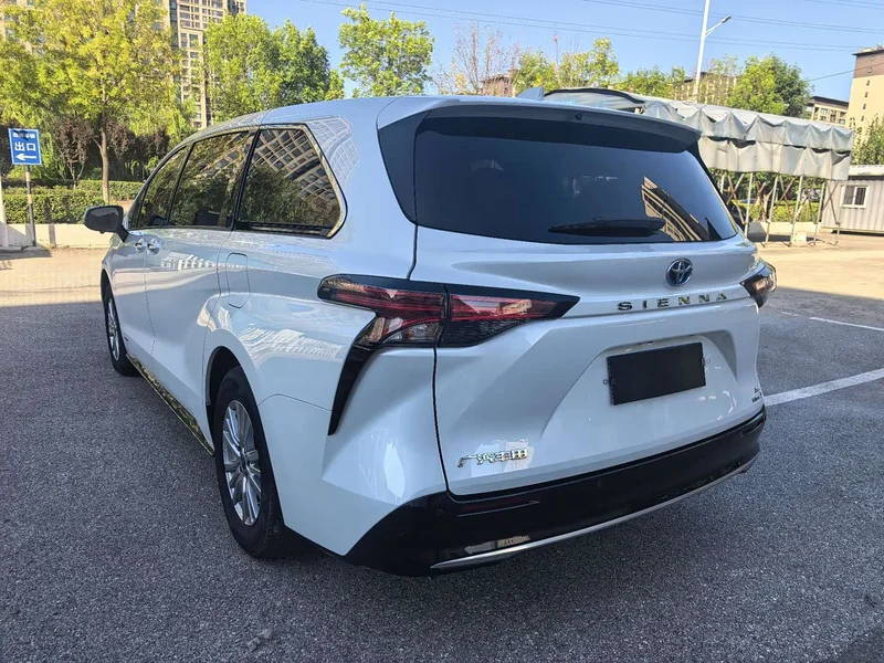 Toyota Sienna — фото 11