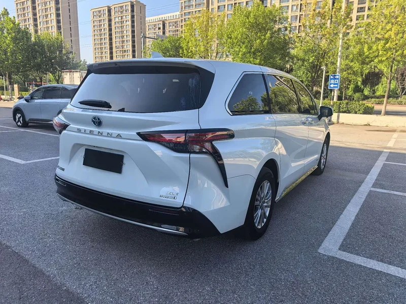 Toyota Sienna — фото 13