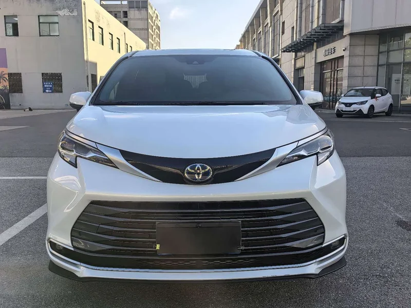 Toyota Sienna — фото 2