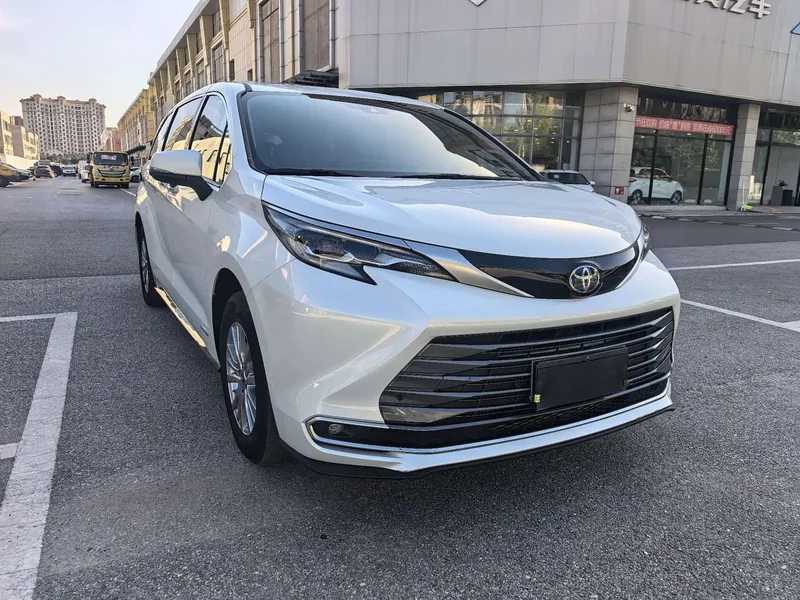 Toyota Sienna — фото 3