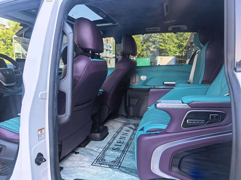 Toyota Sienna — фото 5